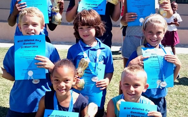 Die Grondslagfase seuns en dogters (o/7-o/9) wat elk ‘n veelsydigheidsertifikaat en ‘n groot paaseier vir die beste algehele prestasie vir al 8 items ontvang het